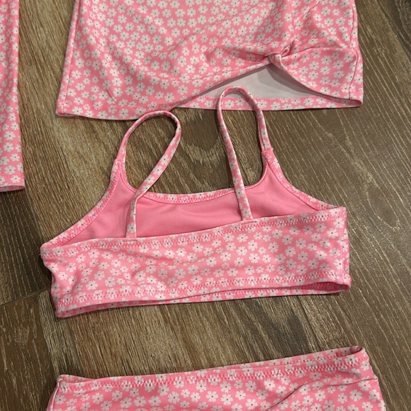 Gap S (5-6) 3 separate swim set with rash guard (true size 5-6) - Picture 3 of 6